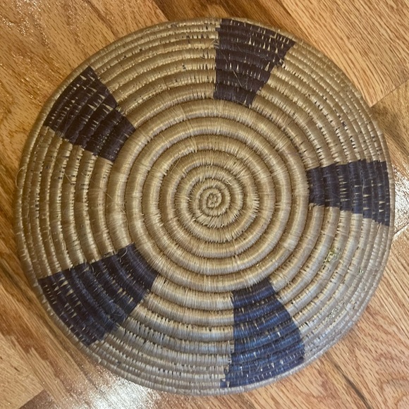 Handwoven african basket medium - Picture 4 of 10